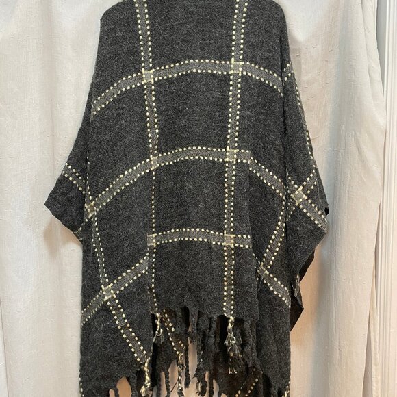 Grey Stitched Blanket Shawl - Picture 3 of 3